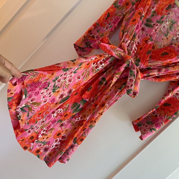 Stunning floral dress with belt - Picture 3 of 6